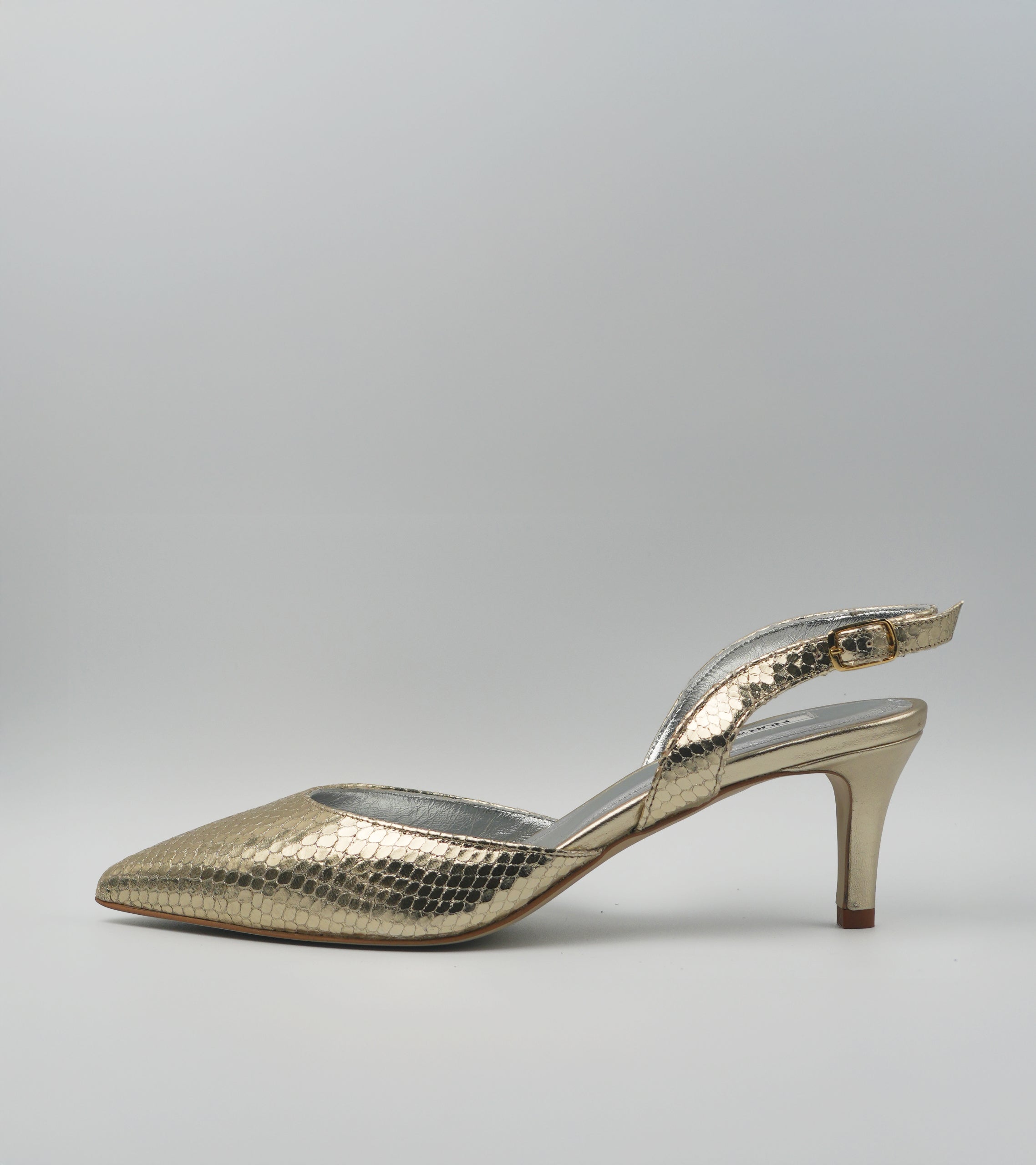 Gold high-heeled shoe on a light gray background #color_veneiza gold