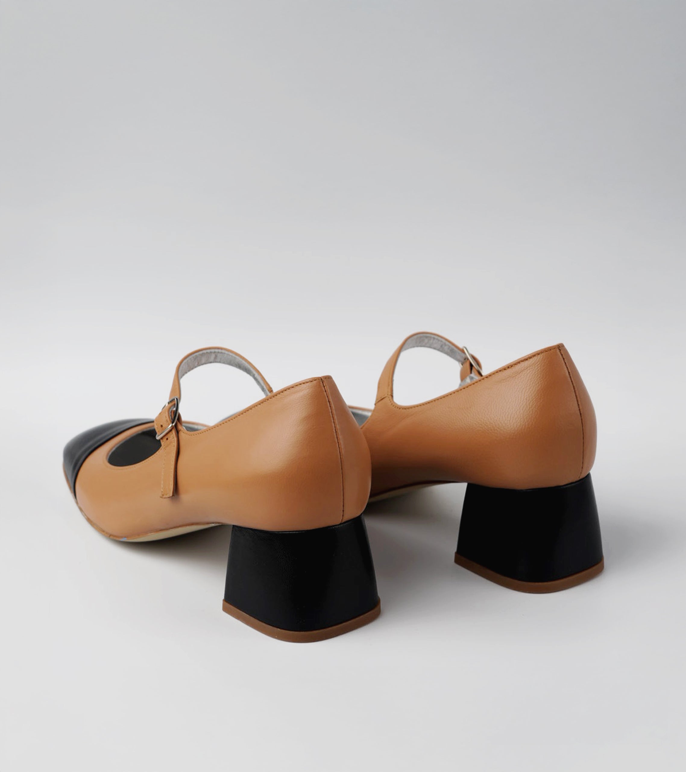 Tan shoe with black heel and toe on a white background #color_palermo tan milano black