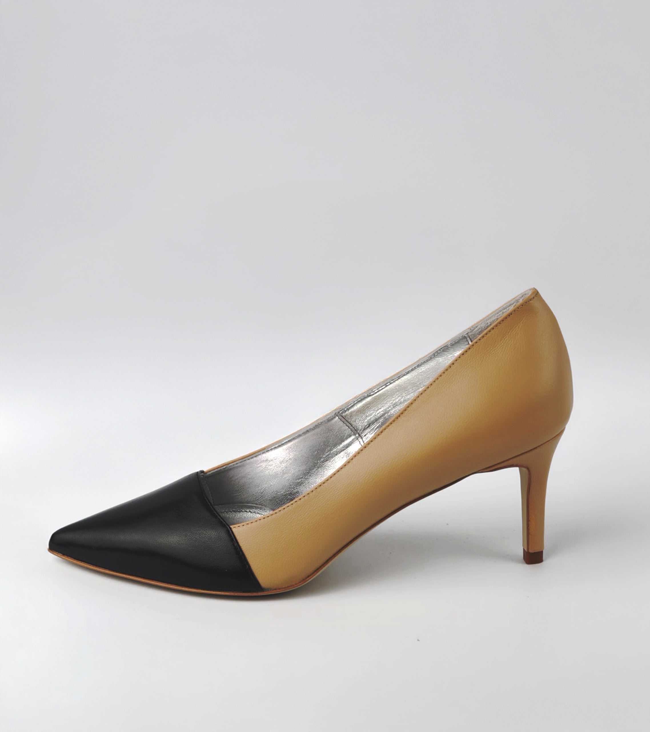 Two-tone high heel shoe with black and beige design on a white background #color_grosetto nude