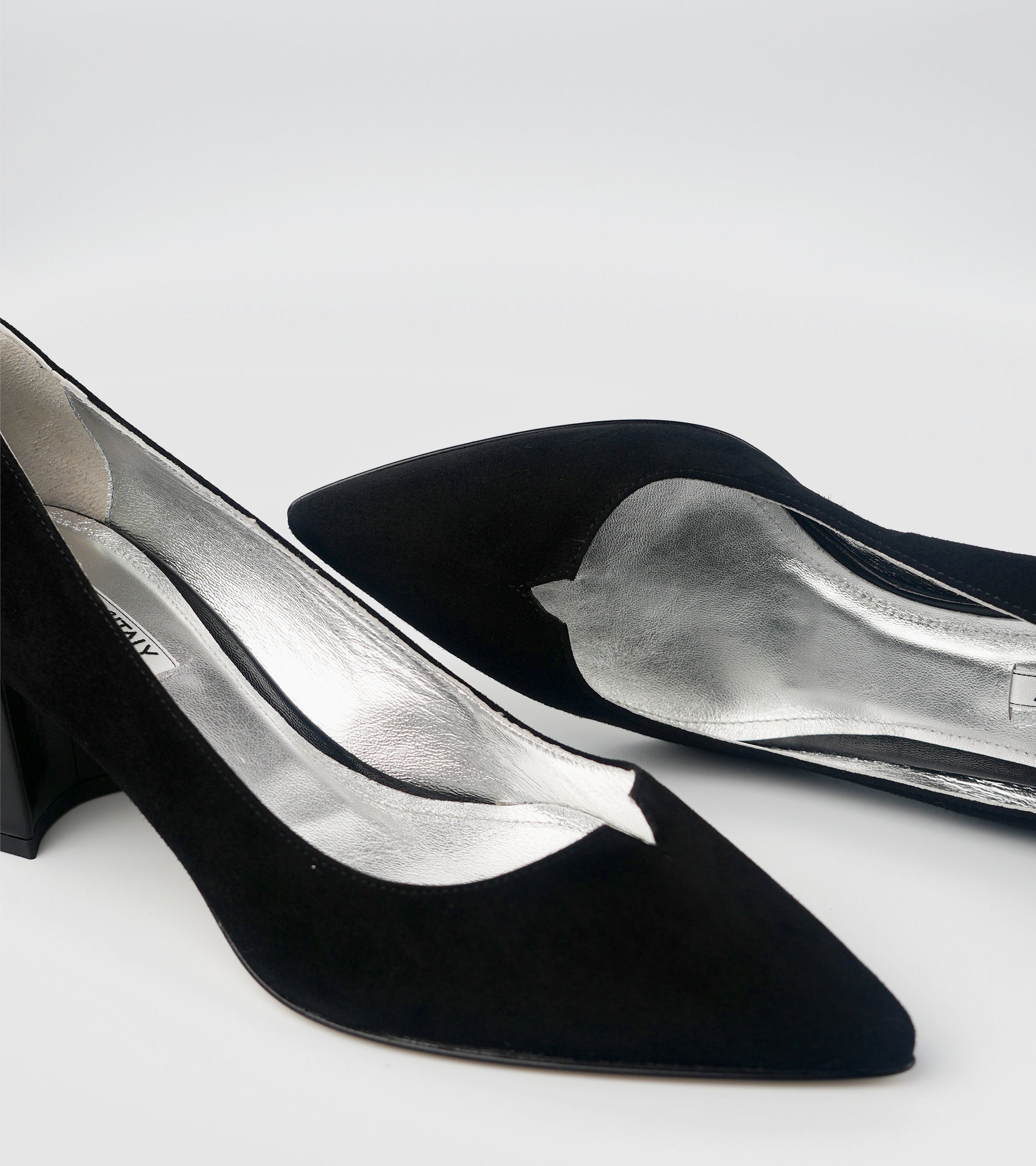 Black high-heeled shoes on a light gray background #color_milano black