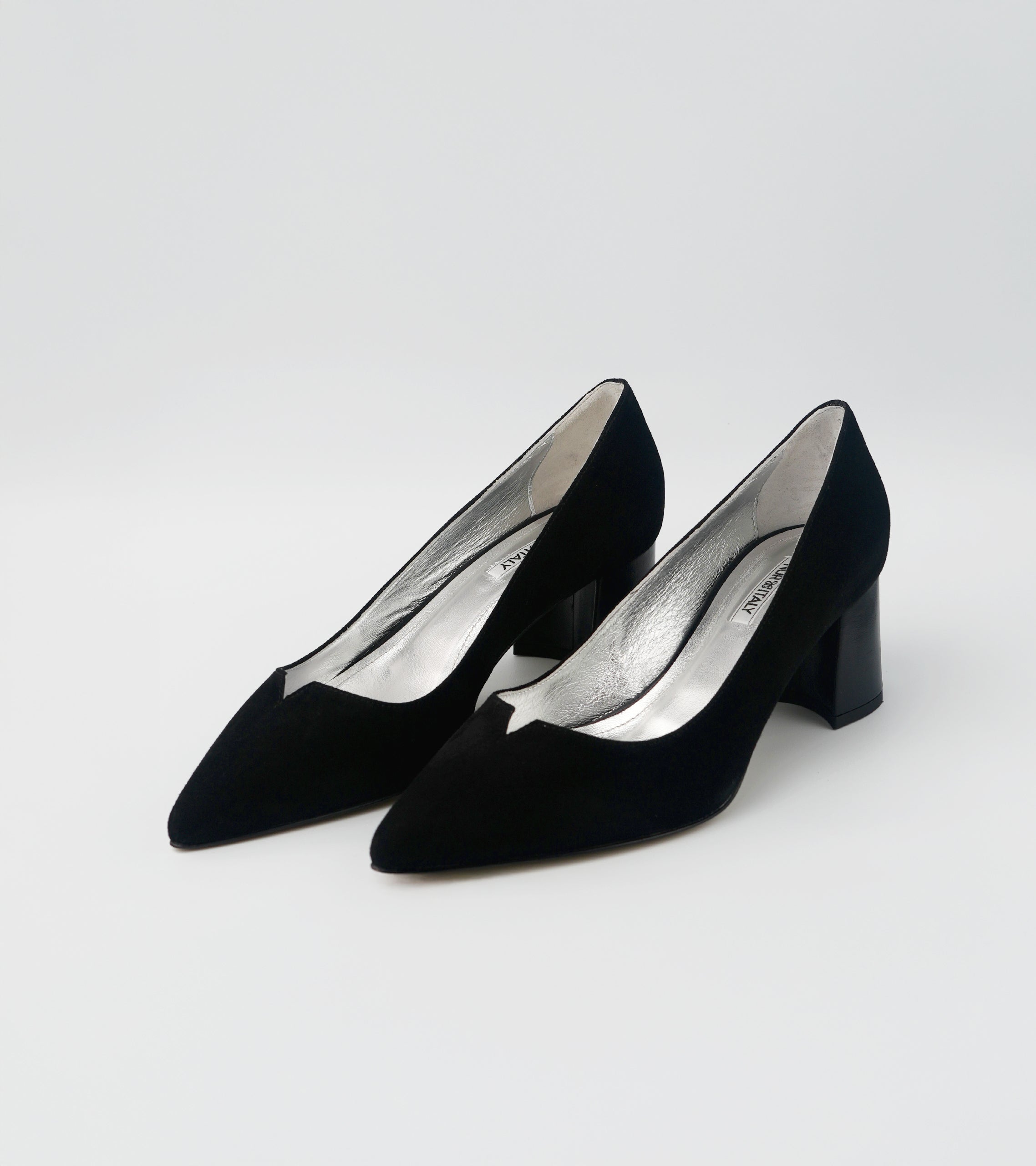 Black pointed-toe shoe on a light gray background #color_milano black