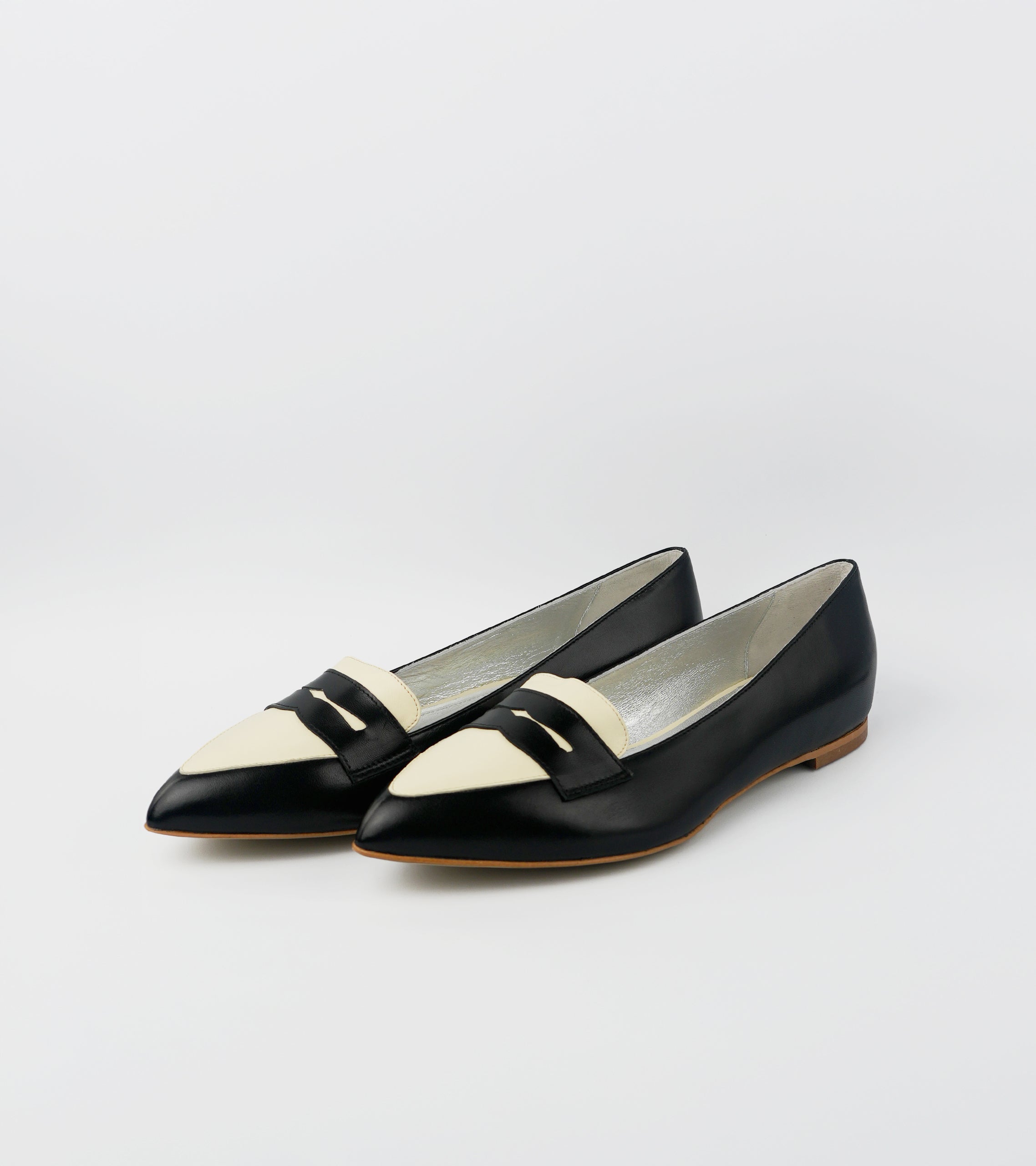 Black and white pointed-toe flats on a light gray background #color_milano black amalfi white