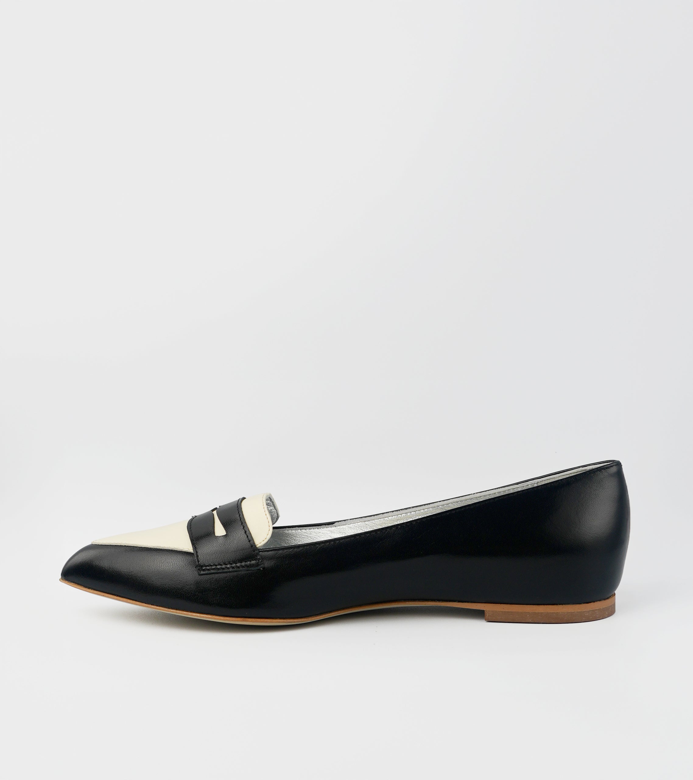 Black flat shoe with a white strap on a light gray background #color_milano black amalfi white